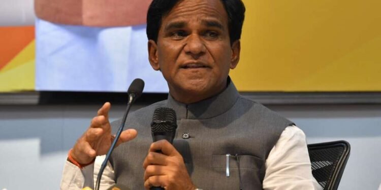 भररस्त्यात गाडी थांबवली, विक्रेत्याशी गप्पा, दानवेंचा जांभूळ-करवंदावर ताव…..