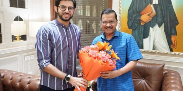 आदित्य ठाकरेंनी घेतली दिल्लीचे मुख्यमंत्री अरविंद केजरीवाल यांची भेट !