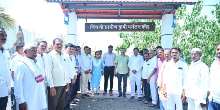 प्रभारी जिल्हाधिकारी तुषार ठोंबरे, झेडपी सीईओ दिलीप स्वामी यांची चिंचणी गावाला भेट…..