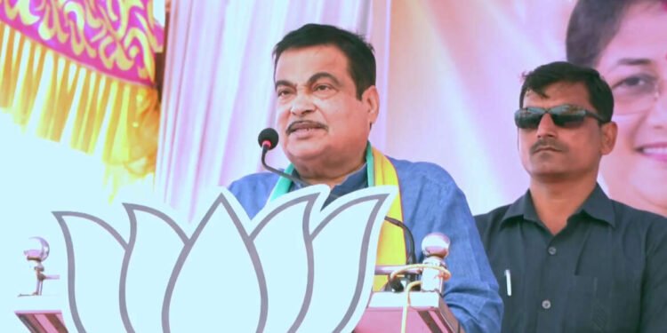 नितीन गडकरी बोरगाव, निपाणी विधानसभा मतदारसंघ, कर्नाटक येथे जाहीर सभेला संबोधित करताना….