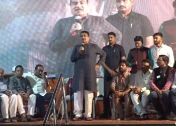 नितीन गडकरी युवा मजदूर फाउंडेशन, नागपूर आयोजित मजदूर महोत्सवाला संबोधित करताना