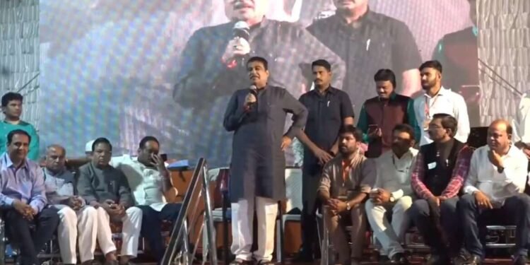 नितीन गडकरी युवा मजदूर फाउंडेशन, नागपूर आयोजित मजदूर महोत्सवाला संबोधित करताना