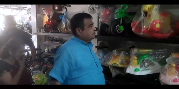 गडकरींनी केली “नात कावेरीसाठी” वाढदिवसाची खरेदी…..