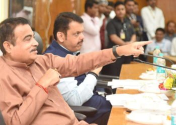 केंद्रीयमंत्री नितीन गडकरी व उपमुख्यमंत्री देवेंद्र फडणवीस यांनी नागपूरमध्ये अधिकाऱ्यांसह बैठक घेतली….