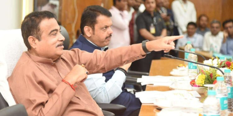 केंद्रीयमंत्री नितीन गडकरी व उपमुख्यमंत्री देवेंद्र फडणवीस यांनी नागपूरमध्ये अधिकाऱ्यांसह बैठक घेतली….