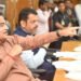 केंद्रीयमंत्री नितीन गडकरी व उपमुख्यमंत्री देवेंद्र फडणवीस यांनी नागपूरमध्ये अधिकाऱ्यांसह बैठक घेतली….
