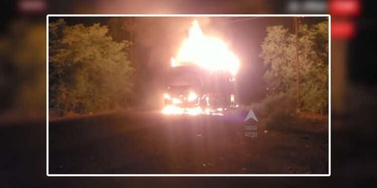 जळगावात बर्निंग ट्रकचा थरार….सावदा – वाघोदा रस्त्यावर आयशर ट्रक ला आग….