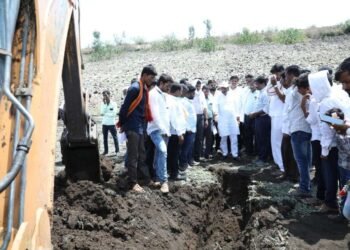 लांडकवाडी तलावातुन गाळ काढण्याचे अंदाजपत्रक कार्यालयात बसून चुकीचे काढल्याने जलसंधारण विभागाच्या  अधिकाऱ्याचे आमदारांनी टोचले कान….