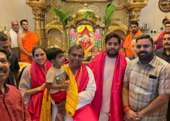 रिलायन्स समूहाचे  प्रमुख मुकेशजी अंबानी यांनी परिवार सहित श्रींचे दर्शन घेतले…
