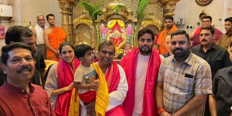 रिलायन्स समूहाचे प्रमुख मुकेशजी अंबानी यांनी परिवार सहित श्रींचे दर्शन घेतले…
