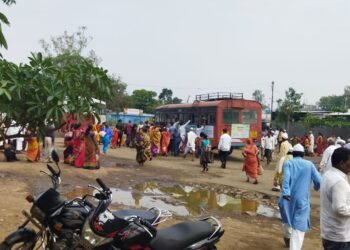 लग्नसराईमुळे सध्या बसस्थानकात प्रवाशांची तुफान गर्दी….