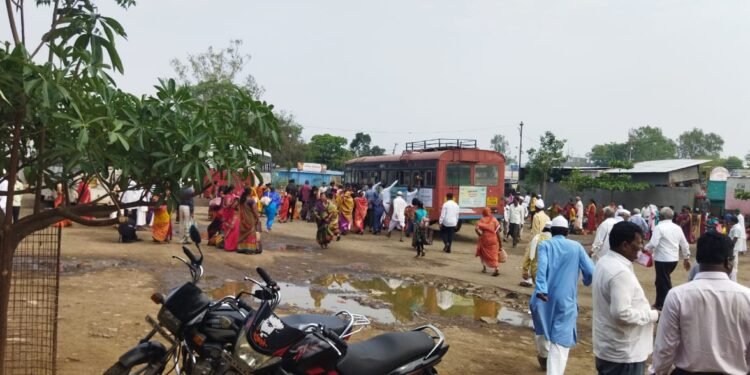 लग्नसराईमुळे सध्या बसस्थानकात प्रवाशांची तुफान गर्दी….