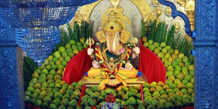 पुष्टिपती विनायक जयंतीनिमित्त दगडूशेठ गणपतीला ११ हजार शहाळ्यांचा महानैवेद्य.