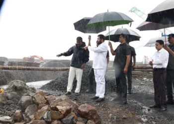 अधिकाऱ्यांना महत्वाचे निर्देश, मुख्यमंत्री एकनाथ शिंदेंकडून कोस्टल रोडची पाहणी….