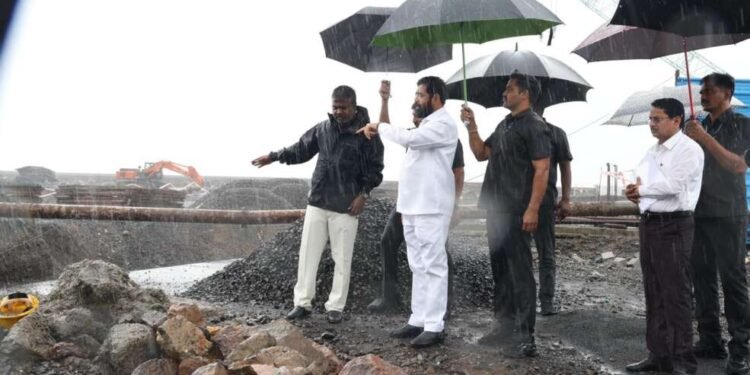 अधिकाऱ्यांना महत्वाचे निर्देश, मुख्यमंत्री एकनाथ शिंदेंकडून कोस्टल रोडची पाहणी….