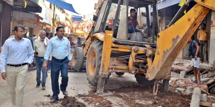 सोलापूरात सराफ बाजार कडकडीत बंद ; सराफ रस्त्यावर ; आमदार विजयकुमार देशमुखांनी भेट घेतली….