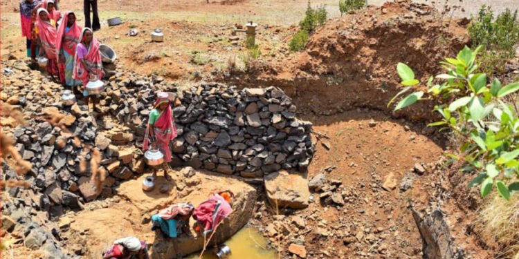 पाण्यासाठी वर्षानुवर्षे धडपड, हंडाभर पाण्यासाठी पायपीट….