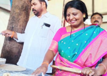 पदर खोचून अंधारेंनी वारकऱ्यांसाठी लाटल्या पोळ्या….