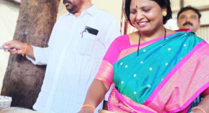 पदर खोचून अंधारेंनी वारकऱ्यांसाठी लाटल्या पोळ्या….