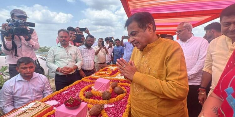 केंद्रीय मंत्री नितिन गडकरी यांचा गुजरात प्रवास…..