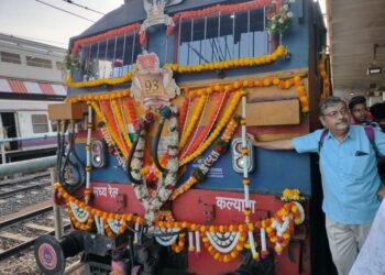 पुणे-मुंबई डेक्कन क्वीनचा ९३ वा वाढदिवस उत्साहामध्ये साजरा….