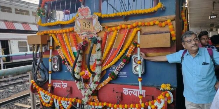 पुणे-मुंबई डेक्कन क्वीनचा ९३ वा वाढदिवस उत्साहामध्ये साजरा….