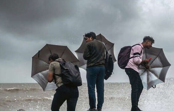 पुढील 48 तासांत मुंबई, मध्य महाराष्ट्रात अतिवृष्टीची शक्यता हवामान विभागाने (IMD) वर्तवली आहे…