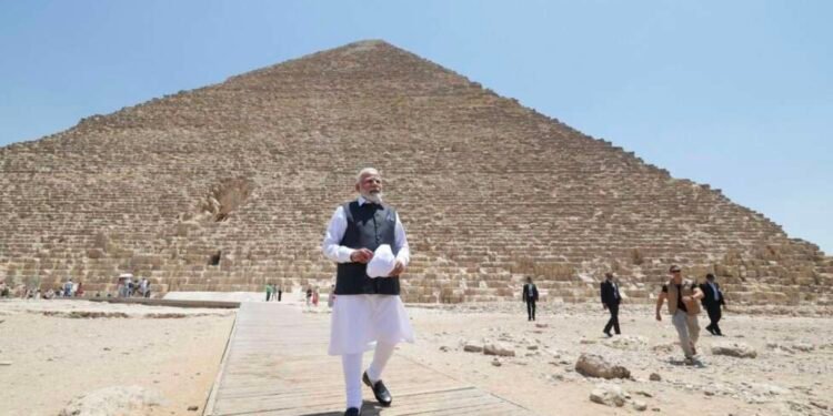 इजिप्तमधील पिरॅमिड्सच्या भेटीतील नरेंद्र मोदी यांची काही झलक…