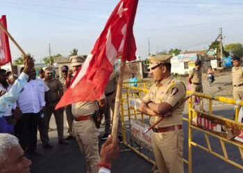 ब्रेकींग : सोलापूरात सिद्धेश्वर कारखान्याच्या चिमणीचा वाद पेटला ; माकपच्या शेकडो कार्यकर्त्यांना पोलिसांनी घेतले ताब्यात…..