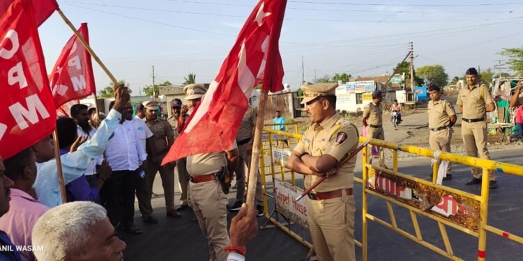 ब्रेकींग : सोलापूरात सिद्धेश्वर कारखान्याच्या चिमणीचा वाद पेटला ; माकपच्या शेकडो कार्यकर्त्यांना पोलिसांनी घेतले ताब्यात…..