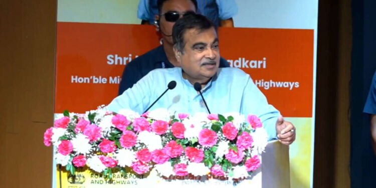 चरण स्पर्श फाउंडेशन, नवी दिल्ली आयोजित रस्ता सुरक्षा जनजागृती मोहिमेच्या पुरस्कार सोहळ्यात……