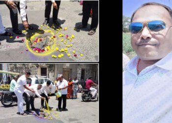 दत्त चौकातील खड्याला फुलं आणि रंग वाहून स्मार्ट सिटीचा निषेध…