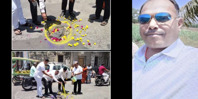 दत्त चौकातील खड्याला फुलं आणि रंग वाहून स्मार्ट सिटीचा निषेध…