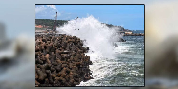 बिपरजॉय चक्रीवादळ आज गुजरातच्या किनारपट्टीला धडकणार. ७४००० नागरिकांचं स्थलांतर….
