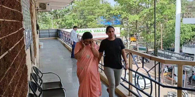 लाच घेतली अन् लाज घालवली, नाशिकमध्ये आणखी एक महिला अधिकारी रंगेहाथ जाळ्यात….