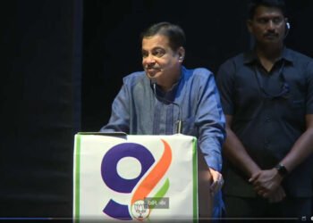 नागपूर :- भाजपा व्यापारी संवाद संमेलनाला संबोधित करताना नितीन गडकरी