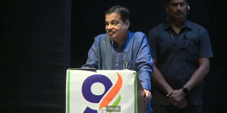 नागपूर :- भाजपा व्यापारी संवाद संमेलनाला संबोधित करताना नितीन गडकरी