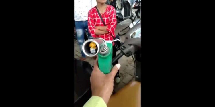 अमरावतीमधील एका पेट्रोलपंपावरील हा व्हीडीओ सध्या प्रचंड व्हायरल होत आहे