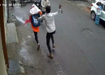 सदाशिव पेठेत भरदिवसा थरार : एकतर्फी प्रेमातून बाईकवरील तरुणीवर कोयत्याने सपासप वार….