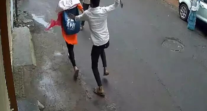 सदाशिव पेठेत भरदिवसा थरार : एकतर्फी प्रेमातून बाईकवरील तरुणीवर कोयत्याने सपासप वार….