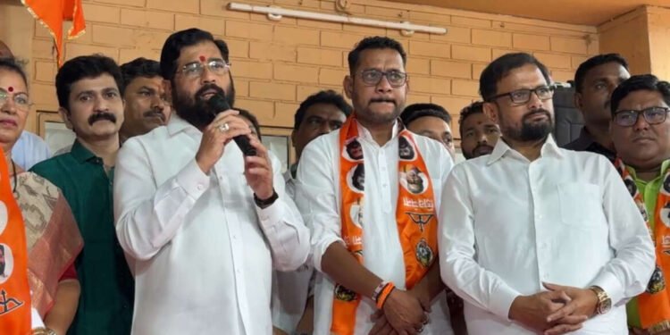 LIVE : आदित्य ठाकरे यांना धक्का… वर्षावर शिंदे गटात पक्षप्रवेश… पाहा लाइव्ह