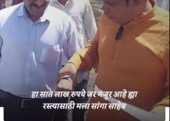 आंदोलनाला भेट देण्यासाठी अधिकारी आले आणि शेतकऱ्यांनी त्यांना पाण्यात उतरवले..