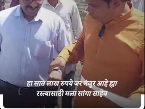 आंदोलनाला भेट देण्यासाठी अधिकारी आले आणि शेतकऱ्यांनी त्यांना पाण्यात उतरवले..