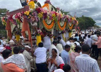 आळंदित मंदिर प्रवेशासाठी पोलीस आणि वारकऱ्यांमध्ये झटापट….