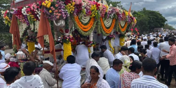 आळंदित मंदिर प्रवेशासाठी पोलीस आणि वारकऱ्यांमध्ये झटापट….