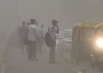 बिपरजॉय वादळामुळे गिरगाव चौपाटीवरील वाळू रस्त्यावर धुळीचे साम्राज्य