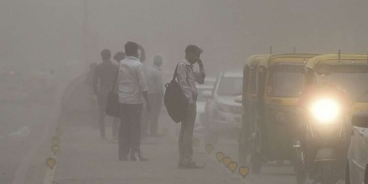 बिपरजॉय वादळामुळे गिरगाव चौपाटीवरील वाळू रस्त्यावर धुळीचे साम्राज्य
