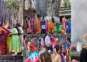 वटपौर्णिमेची पूजा करत होत्या महिला, इतक्यात वडाच्या झाडानेच घेतला पेट!!