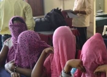 सोलापुरात ‘वेश्याव्यवसाय’ अन् तो पण ‘घरगुती’ | पोलीस पोहचले तेव्हा चक्क तरुणी….अन् निराळाचं कार्यक्रम