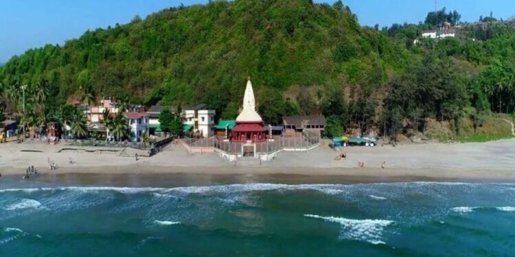 थरारक दृश्य! गणपतीपुळेच्या समुद्रात महाकाय लाटा; सुदैवाने बचावले पर्यटक…..